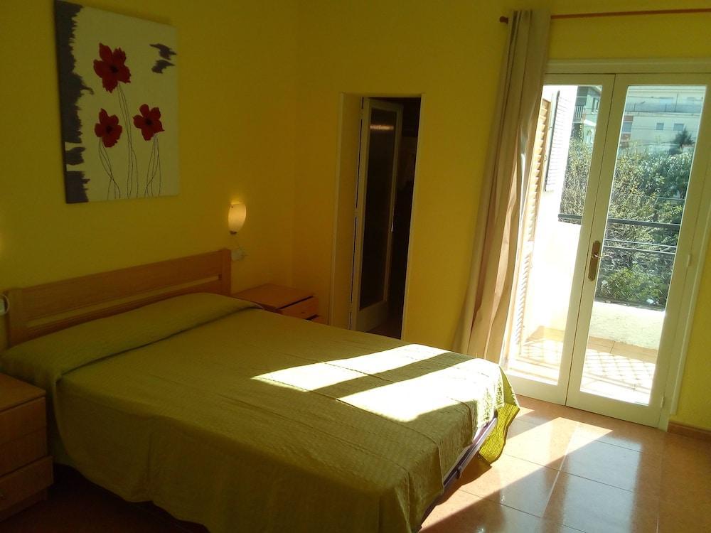 Hostal Lleida Calafell Eksteriør billede